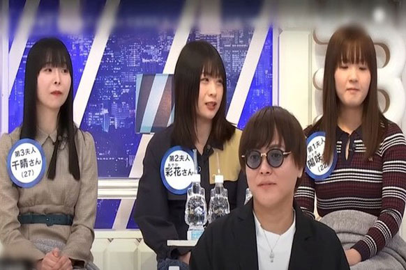 Kỳ lạ chuyện người đàn ông sống chung với 4 vợ và 2 bạn gái