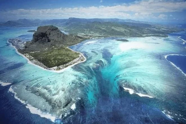 Thác nước kỳ lạ nhất trên thế giới, không nằm trên mặt đất mà ở dưới đáy biển, với độ sụt tối đa là 3.500 mét