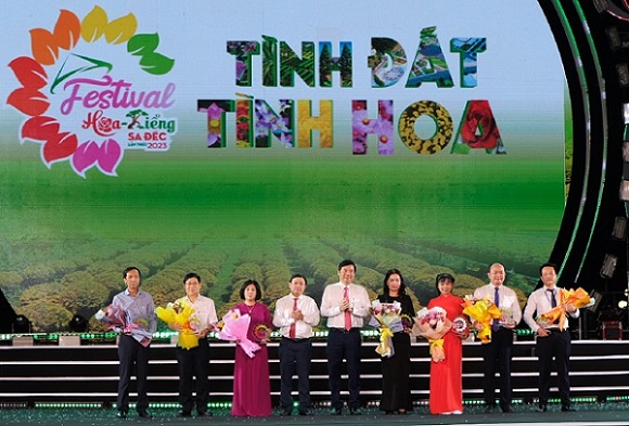 Các nhà tài trợ góp phần vào thành công của lễ hội hoa lớn nhất miền Tây