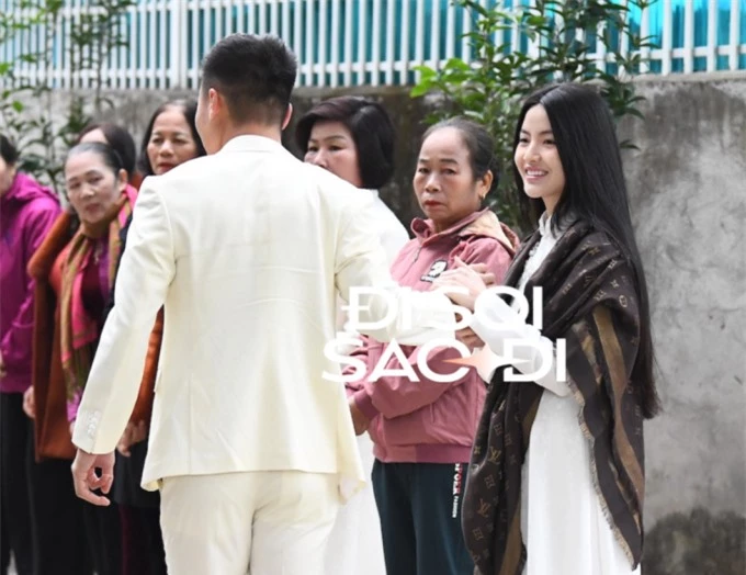 Quang Hải và vợ sắp cưới nắm tay nhau tình cảm (Ảnh: PH)