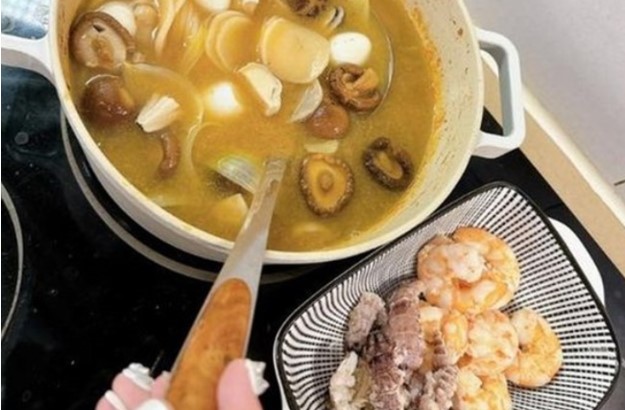 Ly kute trổ tài nấu nướng, 'đu trend' muộn với món ăn độc đáo