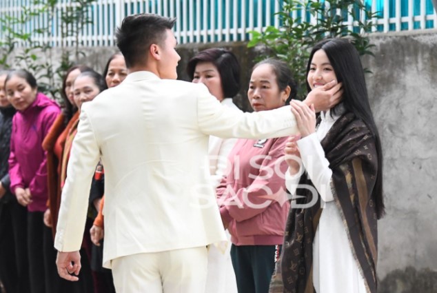 Quang Hải cực tình cảm hết nựng má lại nắm tay Chu Thanh Huyền trong lễ dạm ngõ