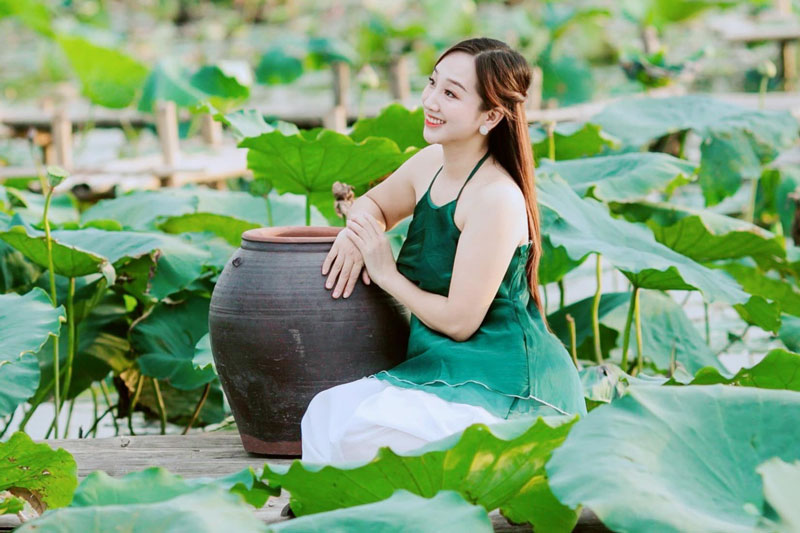 Nữ giáo viên xinh đẹp người Vĩnh Phúc với gu thời trang sành điệu như hot girl, có hơn 3,8 triệu người theo dõi