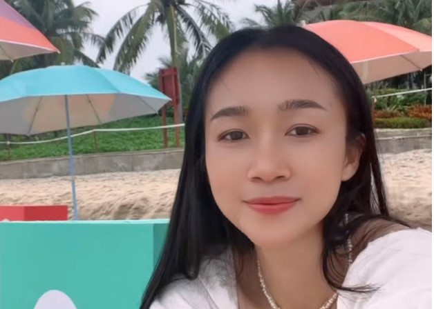 Ngậm ngùi gả con gái lấy chồng xa, sang thăm mẹ mới biết con "làm dâu hào môn", thông gia có 6 căn nhà