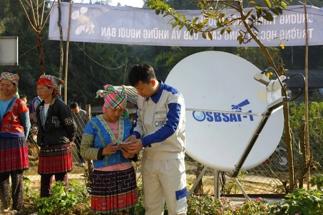 Cán bộ kỹ thuật OSB Group hướng dẫn người dân truy cập Internet, wifi miễn phí qua OSBSAT-1