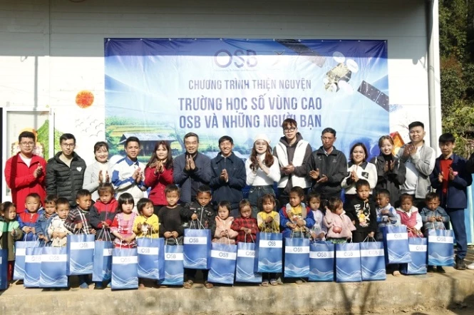 Tập đoàn OSB bàn giao trạm OSBSAT-1 và trao tặng Laptop cùng những phần quà cho Cô và trò điểm trường Háng Á ngày 29/12.