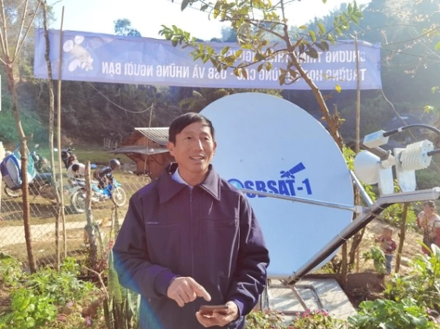 Trung tá Sùng A Sang, Ủy viên Ban Chấp hành Đảng ủy xã Hồ Bốn, Trưởng Công an xã vui mừng khi truy cập Internet thành công qua OSBSAT-1.