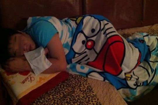 Vợ mang bầu, anh chồng chủ động ra phòng khách ngủ, nửa đêm cô vợ mang chăn ra cho thì tình cờ phát hiện ra điều không ngờ