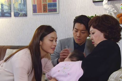 Nhìn đứa cháu nội vừa chào đời, tôi ôm chặt nựng nịu: Cá vào ao ai, người ấy được