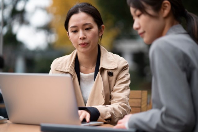 Em chồng gửi cho tôi 2 bức ảnh và xin tôi giữ kín bí mật cho em