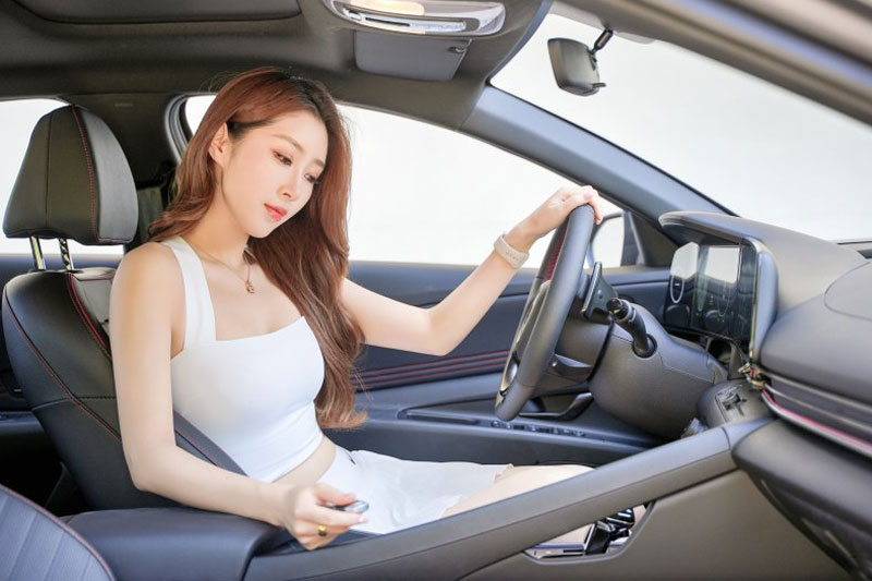 'Nữ thần sắc đẹp' khoe body nuột nà bên xe Hyundai Elantra N Line