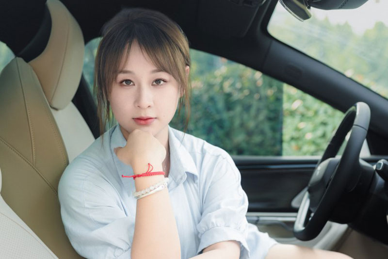 Mỹ nhân 'nấm lùn' khoe sắc bên xe hơi