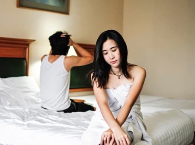 Ngay đêm tân hôn, chồng chỉ tay về phía bàn thờ nói một câu khiến vợ lạnh sống lưng