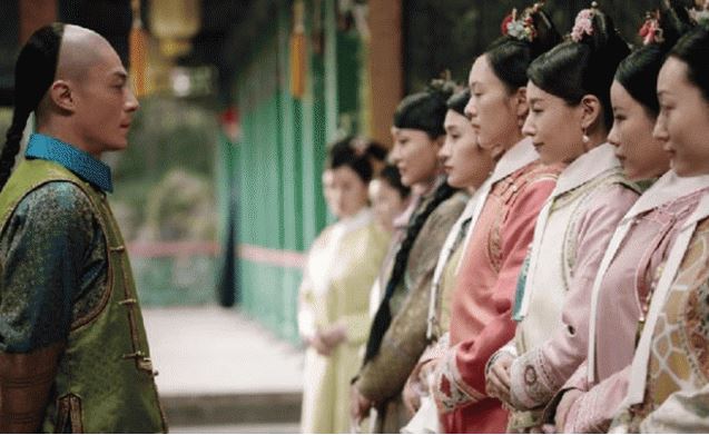 Nàng 16 tuổi đã được đưa vào hậu cung, chỉ sau 2 tháng được phong hậu, thống lĩnh hậu cung suốt 30 năm nhưng lại chết không minh bạch