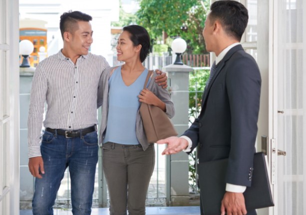 Ngỡ ngàng khi gặp lại bạn gái cũ trong tình huống oái oăm