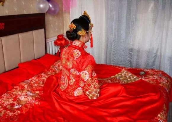 Người chồng phát hiện nếp rạn da trên bụng vợ trong đêm tân hôn đã đuổi cô ra khỏi nhà, sáng hôm sau mở cửa thì sững sờ