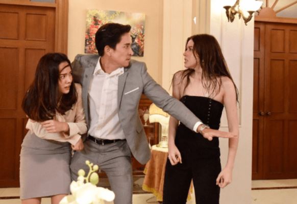 Thấy tôi đeo kính râm, mắt sưng húp, em chồng hùng hổ gọi cả nhà đến hỏi tội chồng khiến tôi khóc dở mếu dở