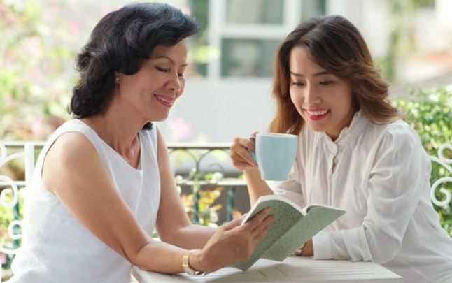 Dọn dẹp tủ chén chuẩn bị giỗ bố chồng, tôi sửng sốt khi thấy người đứng tên thụ hưởng trong cuốn sổ tiết kiệm mà mẹ chồng giấu giếm bấy lâu nay