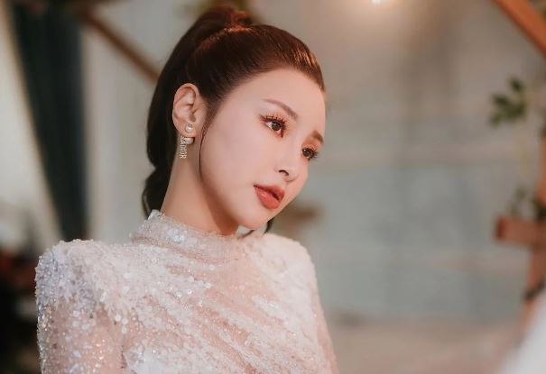 Vẻ gợi cảm của người đẹp 9X lọt vào Top 100 gương mặt đẹp nhất 2023