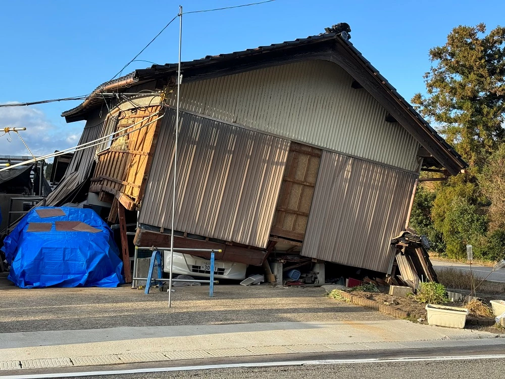 Cảnh tượng nhà cửa bị ngả đổ sau trận động đất. 