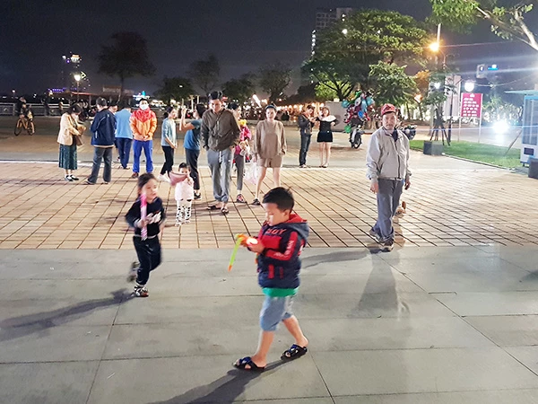 Người dân, du khách dạo chơi ở khu vực sẽ tổ chức thí điểm phố đi bộ Bạch Đằng.