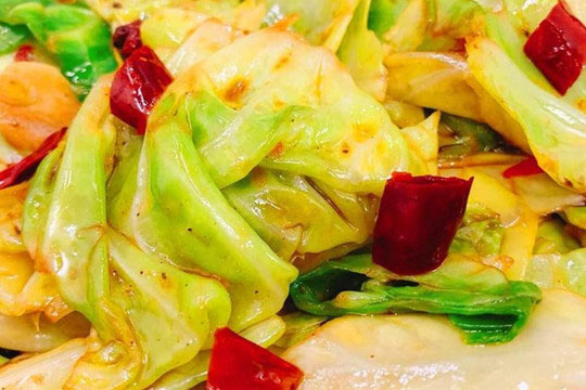 Khi xào bắp cải, một số người chần nước và một số cho dầu, điều này là không đúng! Hướng dẫn bạn cách làm đúng nhất, cải xào thơm và giòn