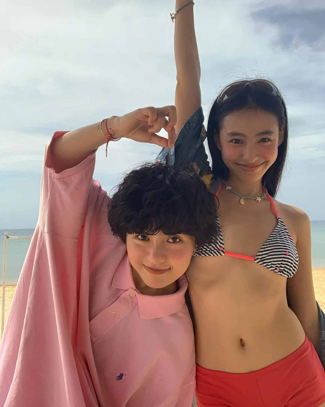 Minh Ngọc vừa đăng tải một bộ ảnh trên trang cá nhân chụp cùng người yêu khi đang vui chơi ở bãi biển.