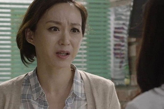 Vợ tức giận lấy 10 triệu đưa cho mẹ khi vừa thấy mâm cơm cữ, nào ngờ bà đưa cho chúng tôi một thứ rồi đuổi ra khỏi nhà