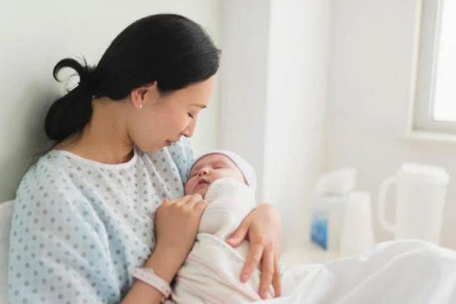 Dùng thẻ ngân hàng của mẹ chồng đưa để mua sữa cho con, đến lúc quẹt thẻ lời nói của cô thu ngân khiến tôi tủi thân vô cùng