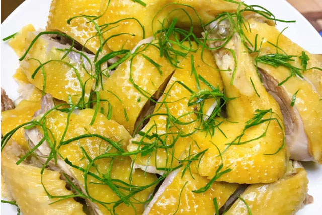 Luộc gà chỉ cần dùng thứ nước này, gà vàng ươm, thịt chắc, chặt không bị nát