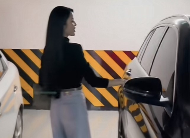 Chu Thanh Huyền tay cầm túi hiệu, đi xe tiền tỷ của Quang Hải nhưng dân tình lại chú ý đến chiếc áo đang mặc