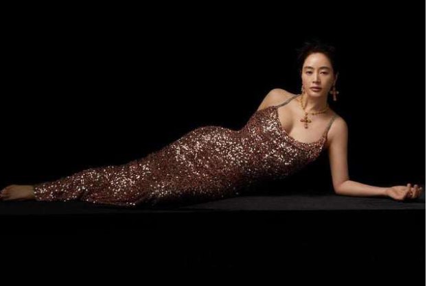 "Nữ hoàng gợi cảm" Hàn Quốc ở tuổi ngũ tuần, hễ diện đầm ôm là đàn em "rén ngang"