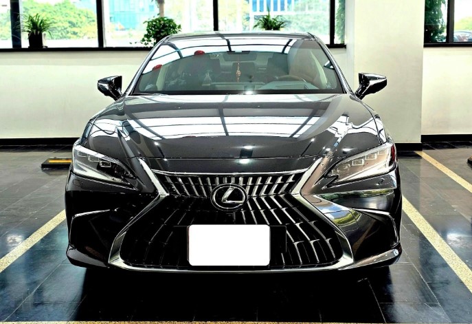 Bất ngờ giá chào bán của Lexus ES 300h "lướt" sau chưa đầy 1 năm lăn bánh