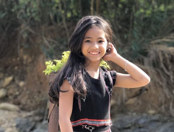 Em bé Pa Cô được ví như tiểu H'Hen Niê giờ đổi đời, thêm son phấn xinh như Hoa hậu