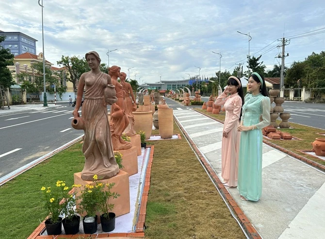 Đường nghệ thuật gốm đỏ Vĩnh Long tại Festival Nông sản Việt Nam - Vĩnh Long 2023. 