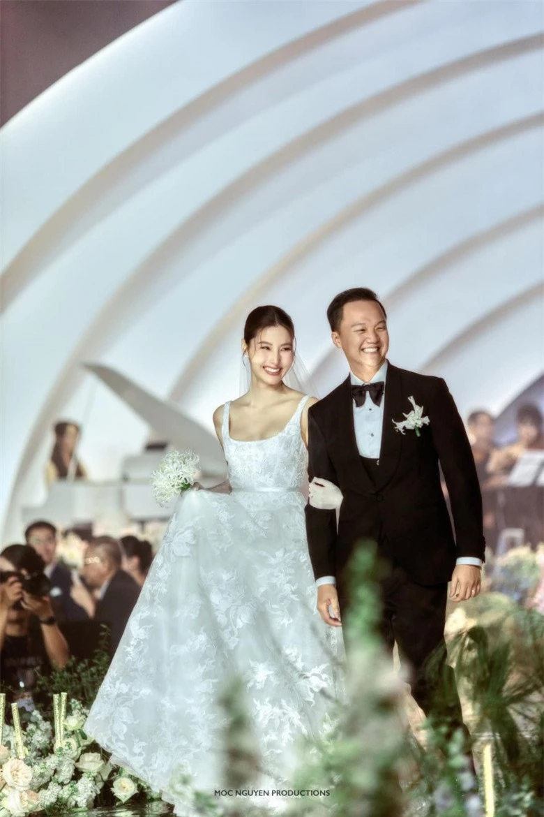 Mỹ nhân Việt làm cô dâu 2023: Visual "gánh" thời trang khi váy cưới dần tìm về sự tối giản - 1