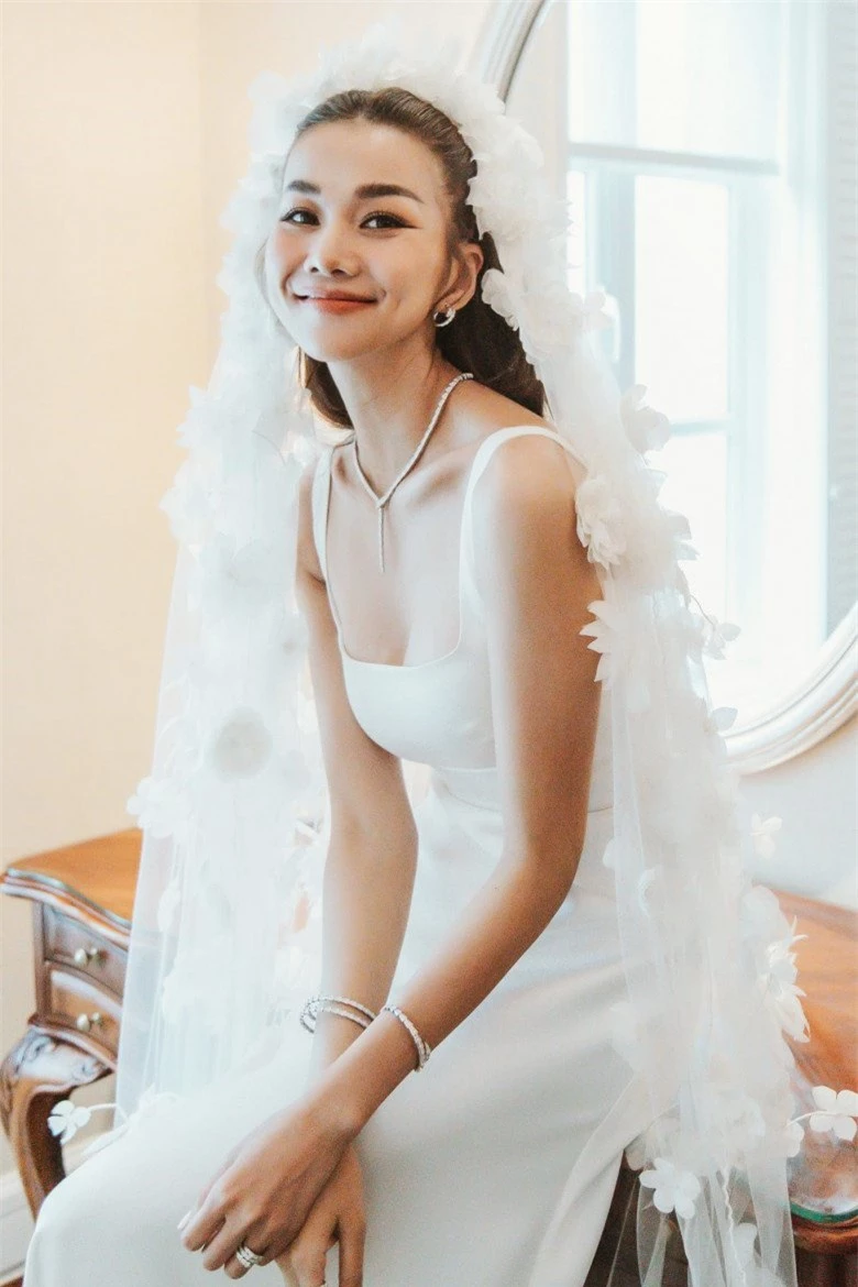 Mỹ nhân Việt làm cô dâu 2023: Visual "gánh" thời trang khi váy cưới dần tìm về sự tối giản - 10