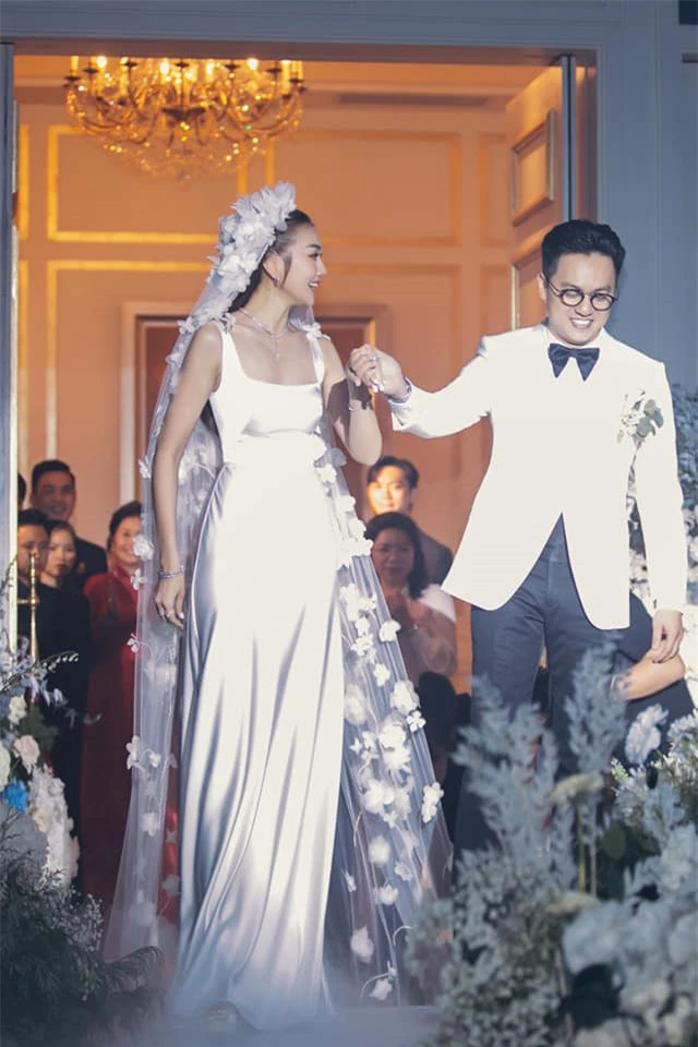 Mỹ nhân Việt làm cô dâu 2023: Visual "gánh" thời trang khi váy cưới dần tìm về sự tối giản - 13