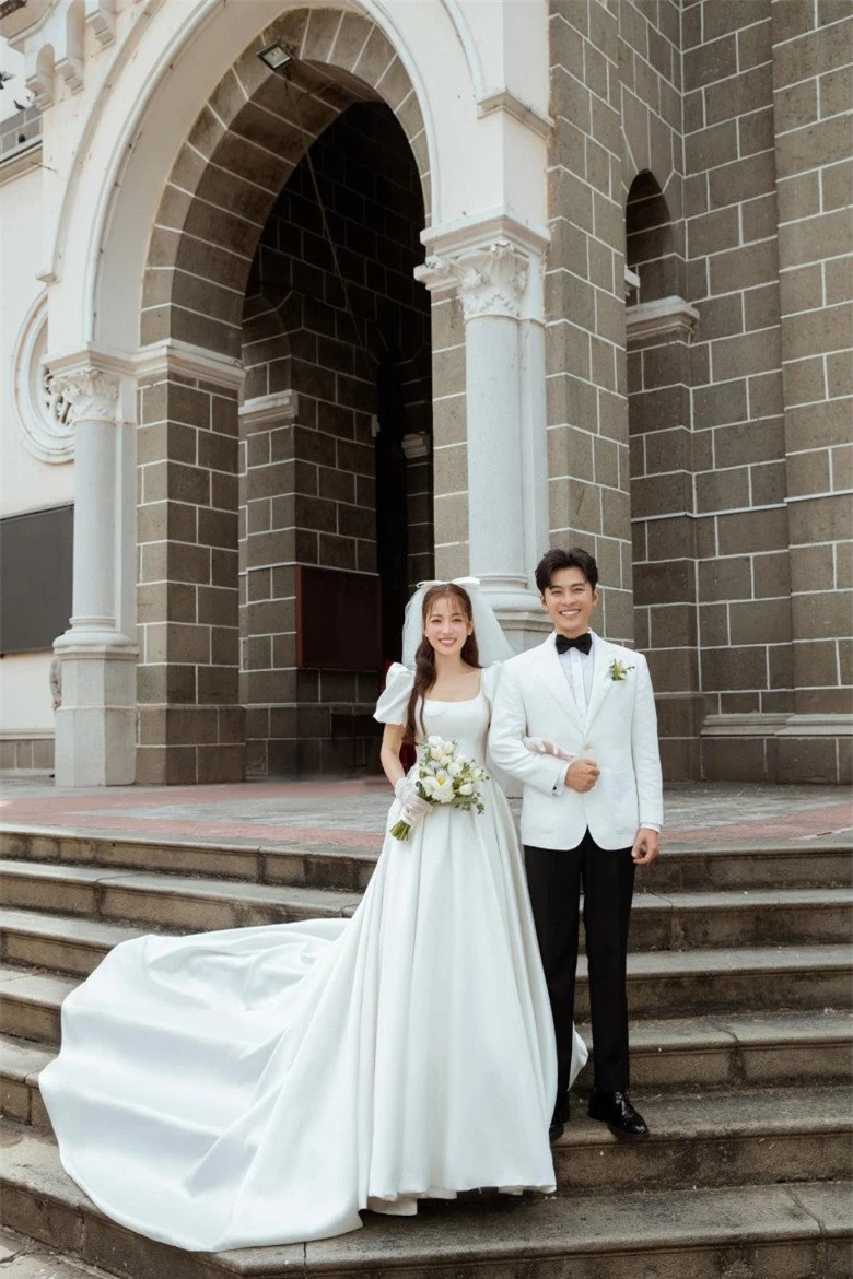 Mỹ nhân Việt làm cô dâu 2023: Visual "gánh" thời trang khi váy cưới dần tìm về sự tối giản - 16
