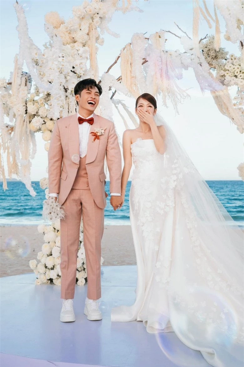 Mỹ nhân Việt làm cô dâu 2023: Visual "gánh" thời trang khi váy cưới dần tìm về sự tối giản - 18