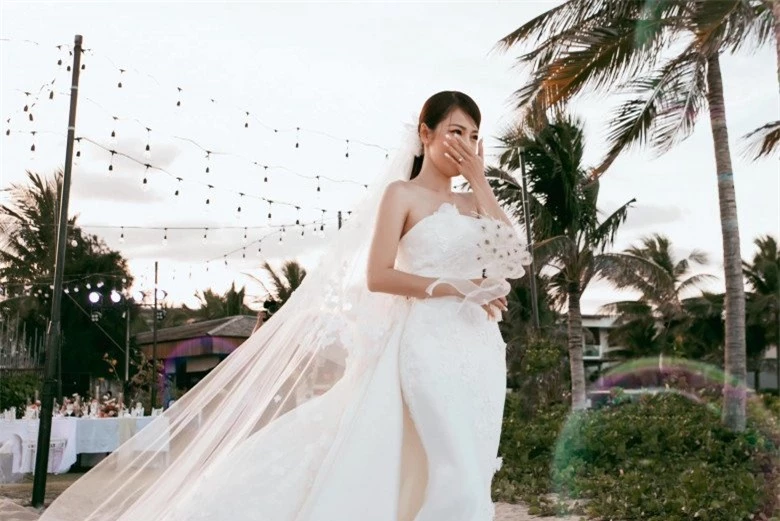 Mỹ nhân Việt làm cô dâu 2023: Visual "gánh" thời trang khi váy cưới dần tìm về sự tối giản - 19
