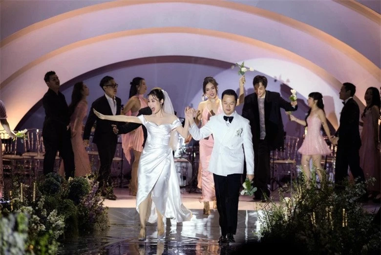 Mỹ nhân Việt làm cô dâu 2023: Visual "gánh" thời trang khi váy cưới dần tìm về sự tối giản - 4