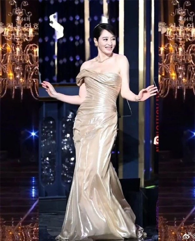 "Nữ hoàng gợi cảm" Hàn Quốc ở tuổi ngũ tuần, hễ diện đầm ôm là đàn em "rén ngang" - 6
