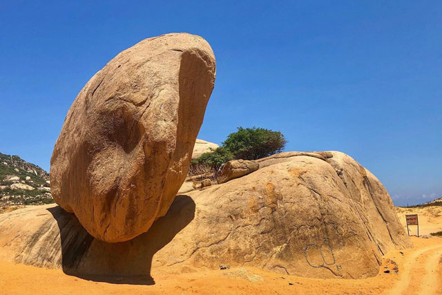 Tảng đá độc nhất vô nhị ở Việt Nam: Kích thước bằng ngôi nhà 3 tầng, nằm chênh vênh bao năm không đổ