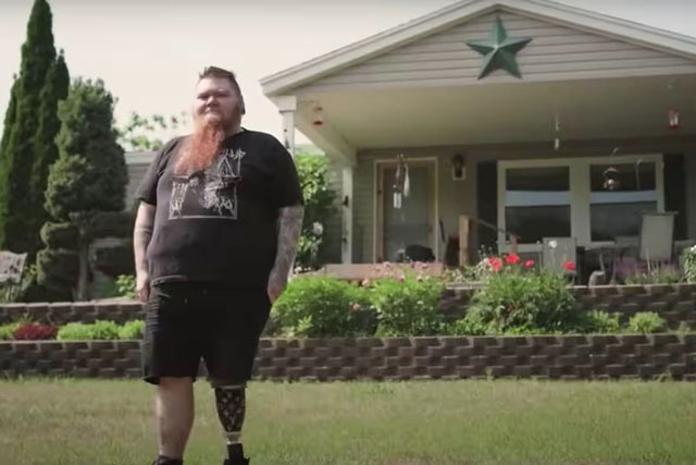 Người phụ nữ có bề ngoài như đàn ông, sở hữu bộ râu dài nhất thế giới