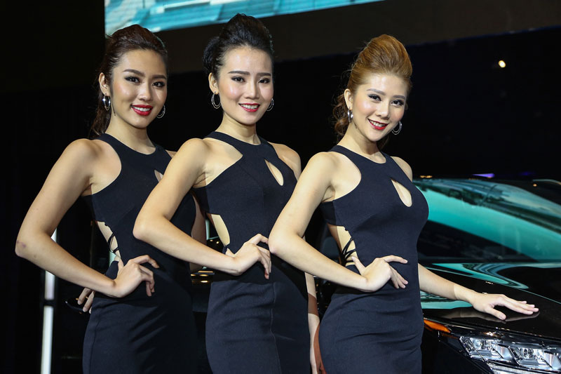 Dàn người mẫu đọ sắc bên xe Lexus