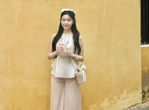 Ngắm 2 con gái nhà MC Quyền Linh "lên đồ" đi chơi Hội An, diện yếm lụa đào đẹp thổn thức