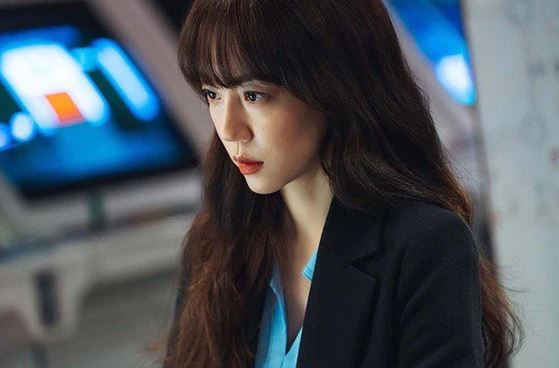 Nửa đêm chồng nghe điện thoại rồi vội vàng ra khỏi nhà, sáng hôm sau anh trở về, quần áo lấm lem vết máu và thú nhận một chuyện khó tin khiến tôi bức bối vô cùng