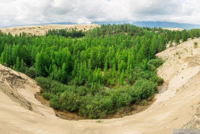 Sa mạc kỳ lạ nhất trên thế giới, được bao quanh bởi những ngọn núi và hồ phủ đầy tuyết