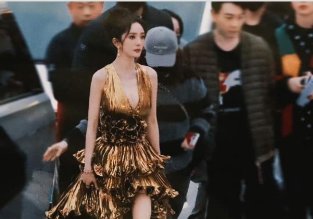 Dương Mịch 'gây sốt' với ảnh bị chụp lén, tay chân tong teo nhưng một bộ phận 'siêu nóng bỏng'